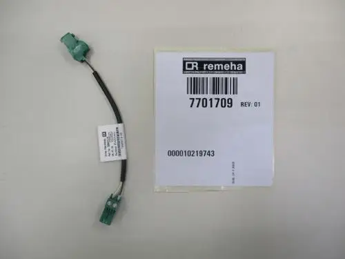 Kabel mit zwei Anschlüssen, gekennzeichnet mit Remeha und weiteren technischen Informationen auf einem Etikett, liegt auf einem hellen Untergrund.
